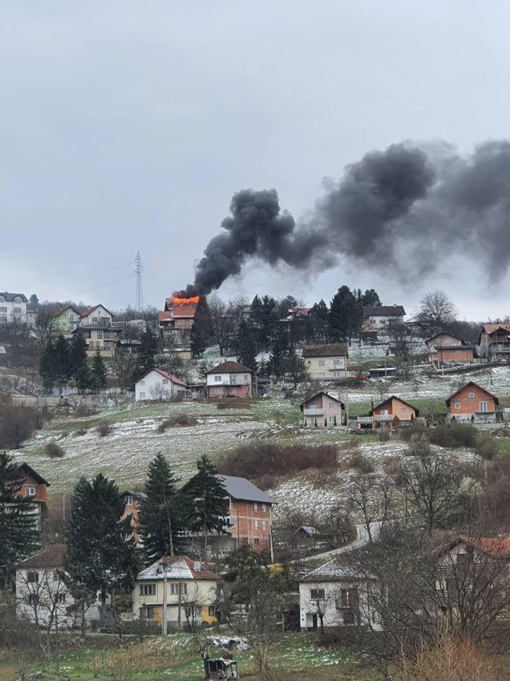 Gori kuća u Donjoj Jošanici, tri ekipe vatrogasaca na terenu