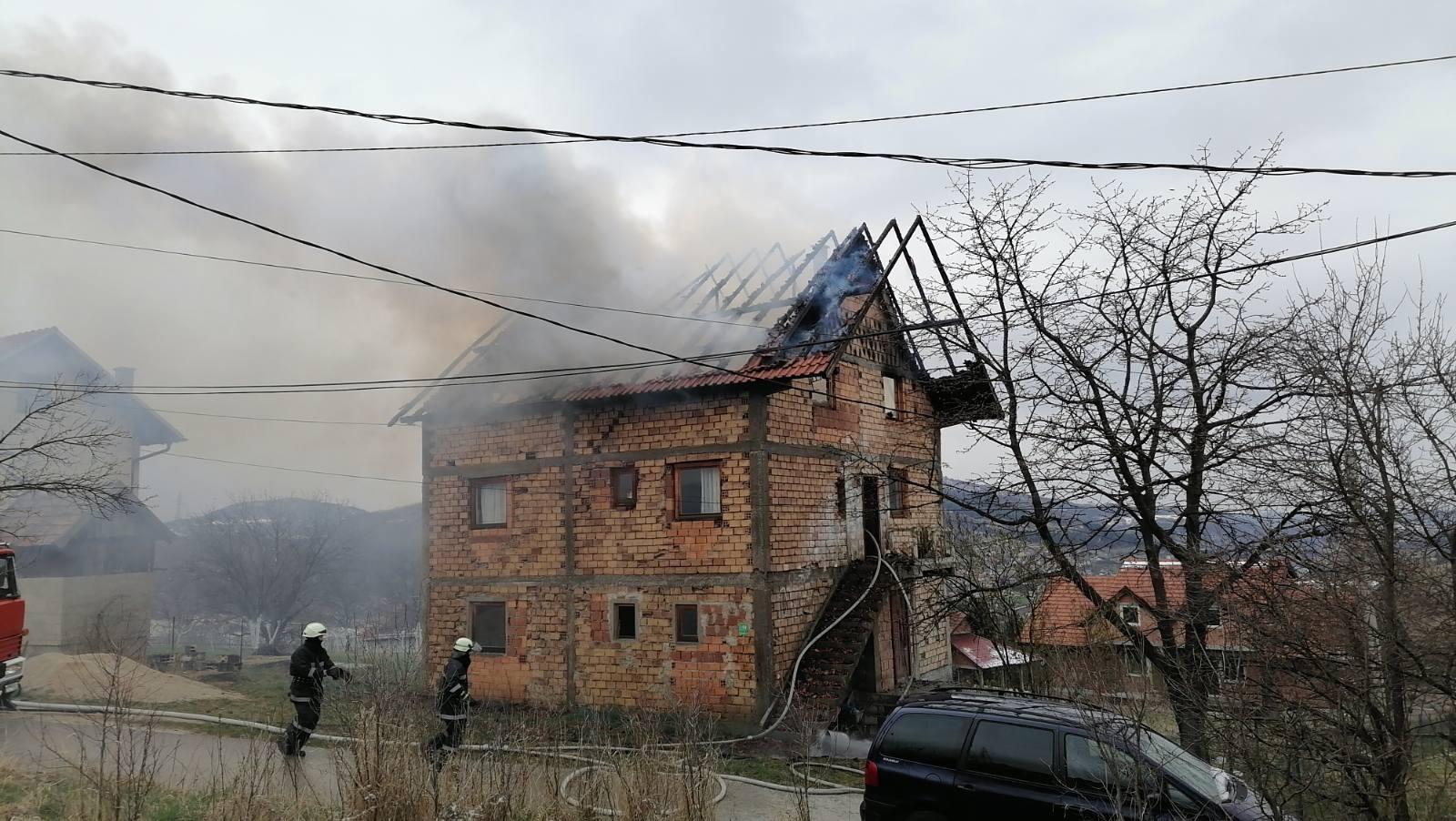 Ugašen požar na kući Senada Ismailija