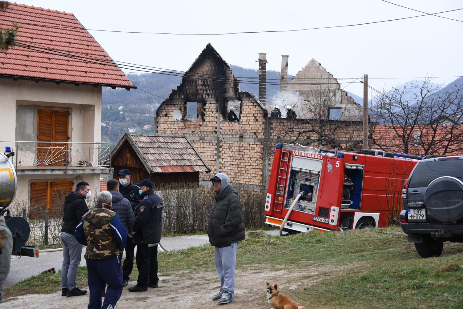 Policija i vatrogasci u Donjoj Jošanici - Avaz