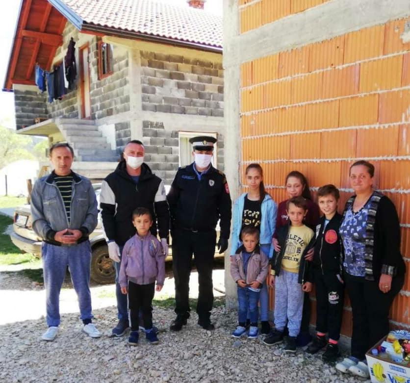 Policajci pomažu siromašnima