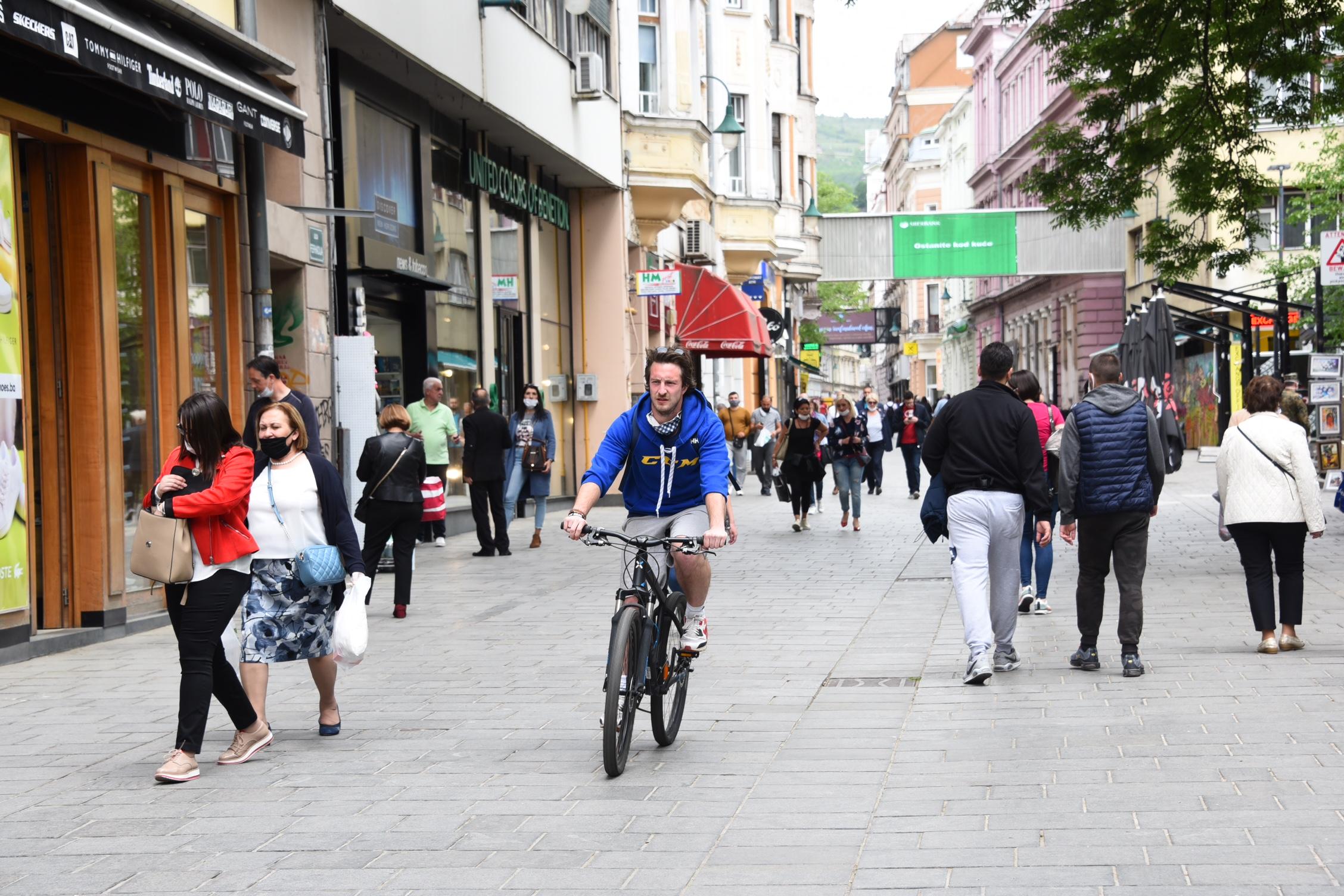 Nakon ublažavanja mjera ulice pune šetača - Avaz