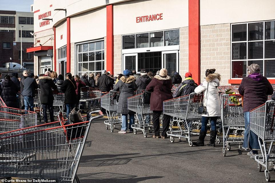 Veliki redovi ispred prodavnica česta su slika u Njujorku - Avaz