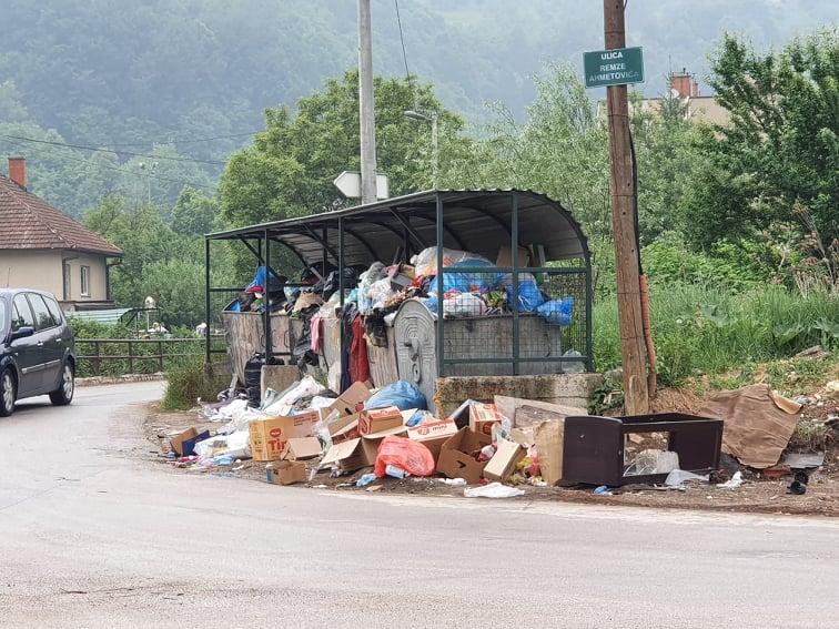 Gomila smeća u Blažuju