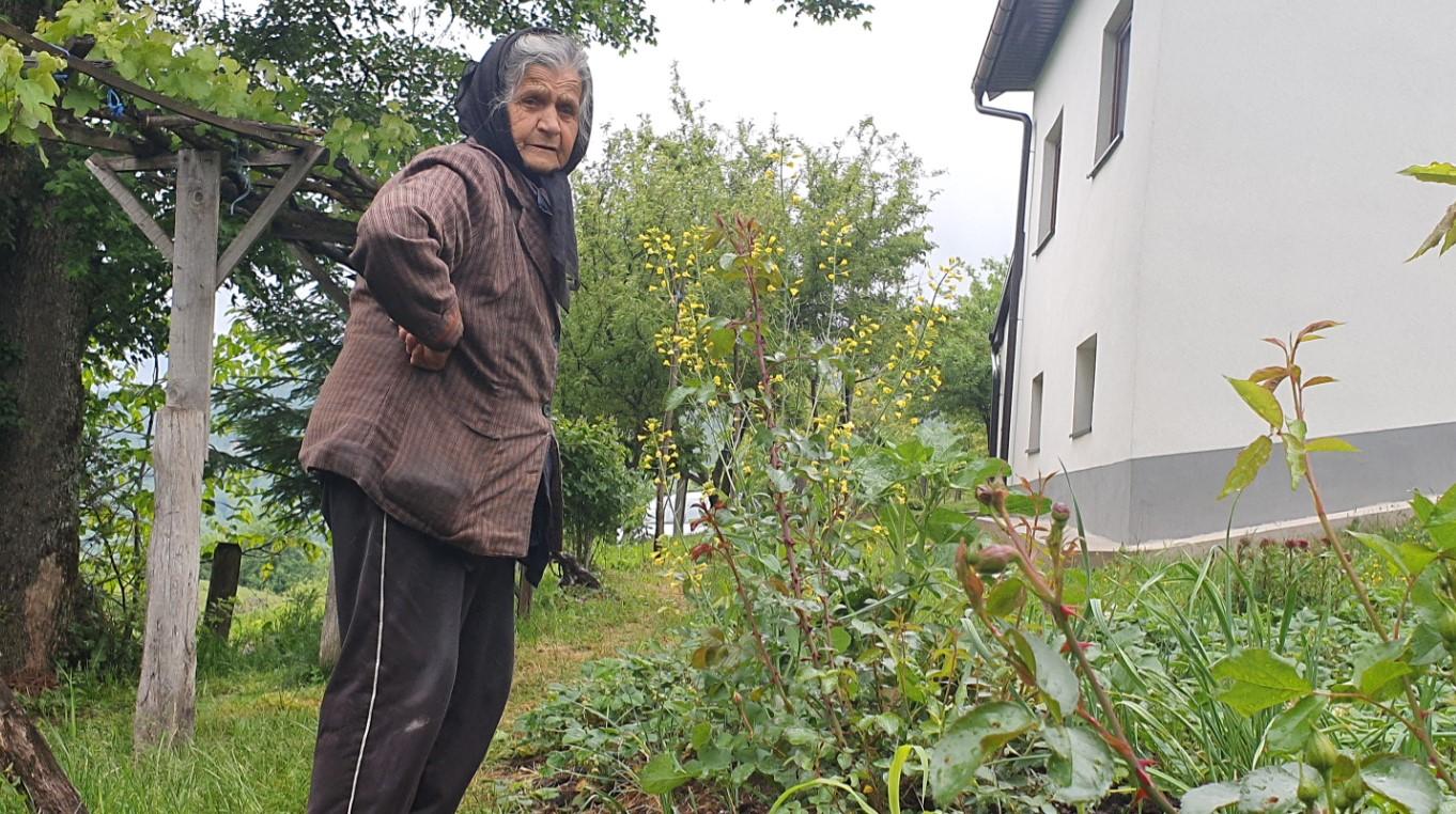 Baka Mara pored svog vrta - Avaz