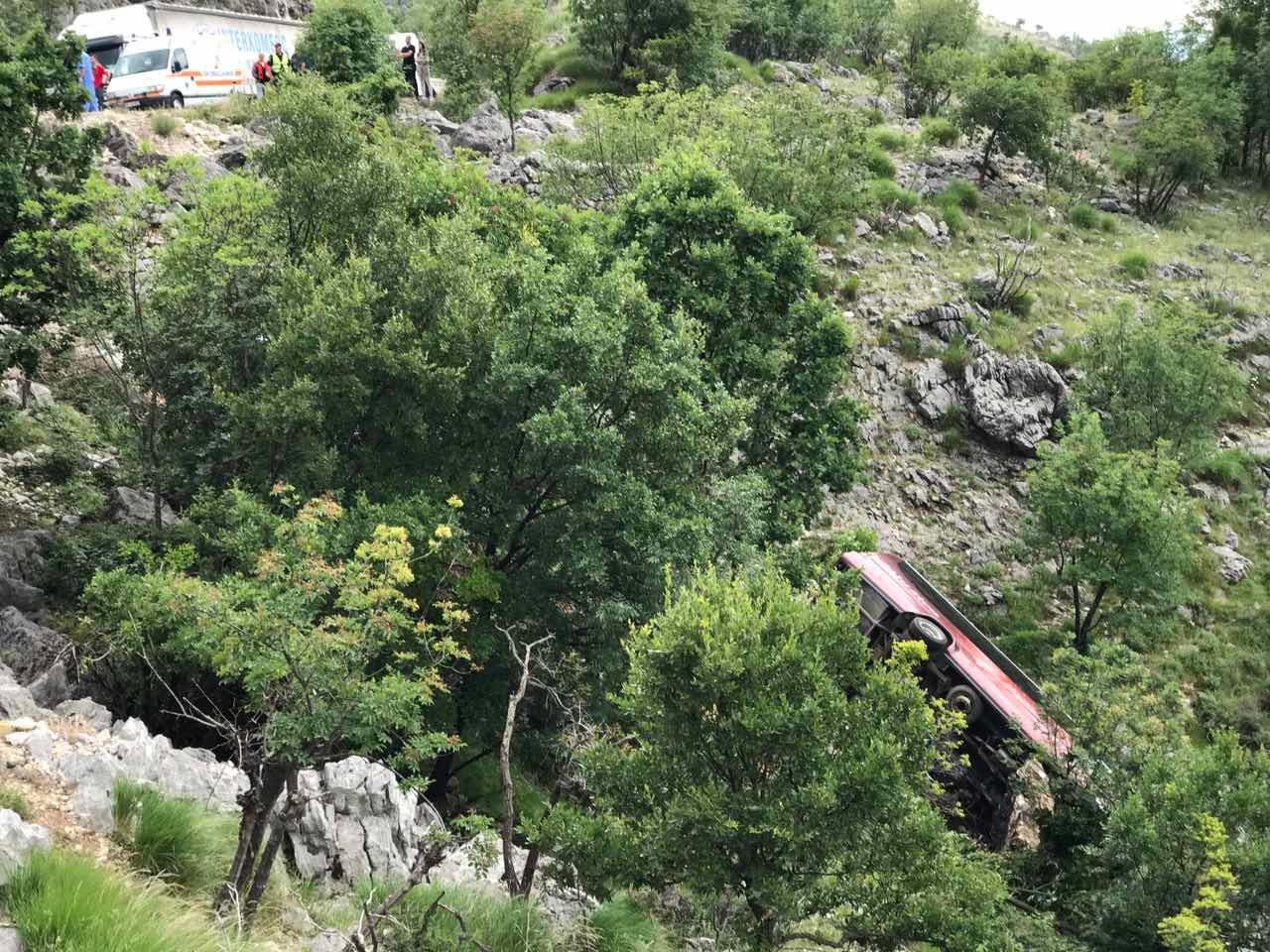 U sudaru autobusa i vozila poginule dvije osobe