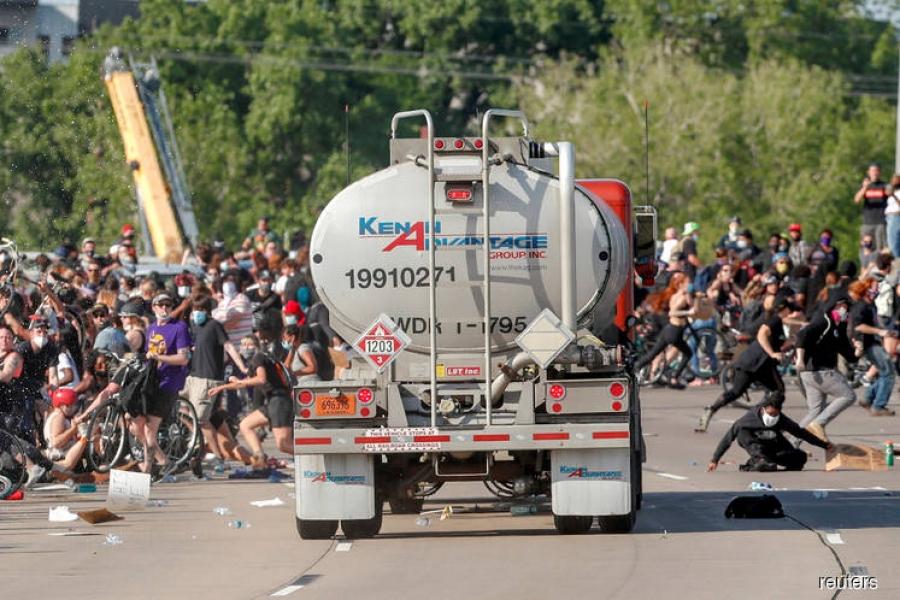 Kamion cisterna se zabio u demonstrante, a onda su vozača iščupali na ulicu