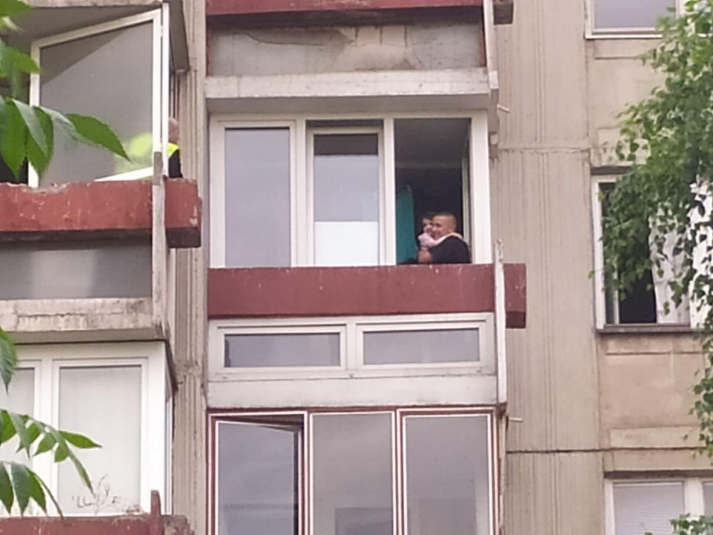 Završena drama na Alipašinom Polju: Policajac kroz balkon ušao u drugi stan i spasio djevojčicu