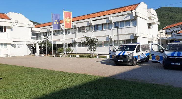 Policija ispred zgrade - Avaz