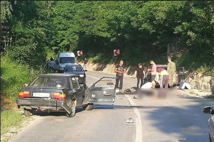 Teško povrijeđeni vozači, jedan prebačen na Klinički centar u Sarajevu