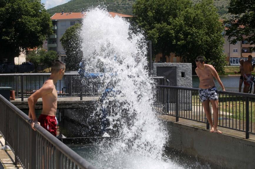 Stiglo ljeto u Trebinje: Spas od vrućina tražili na bazenima