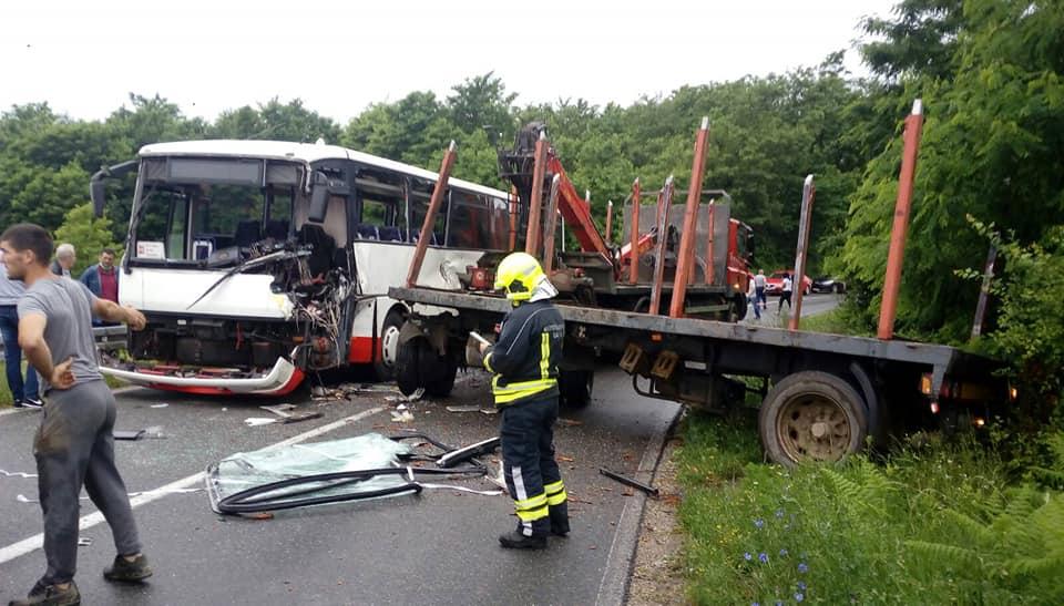 Teže povrijeđeni vozač autobusa i putnik, troje zadobilo lakše povrede