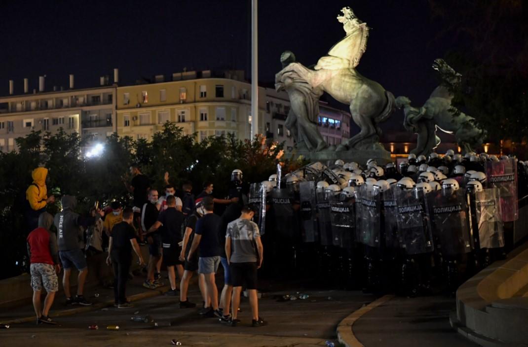 Blizak susret policije i demonstranata - Avaz