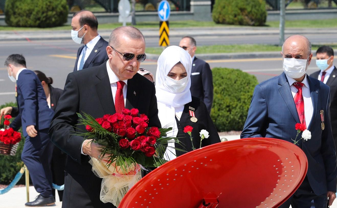 Erdoan zaplakao uz sevdalinku "Šećer-Đula" na godišnjicu propalog državnog udara