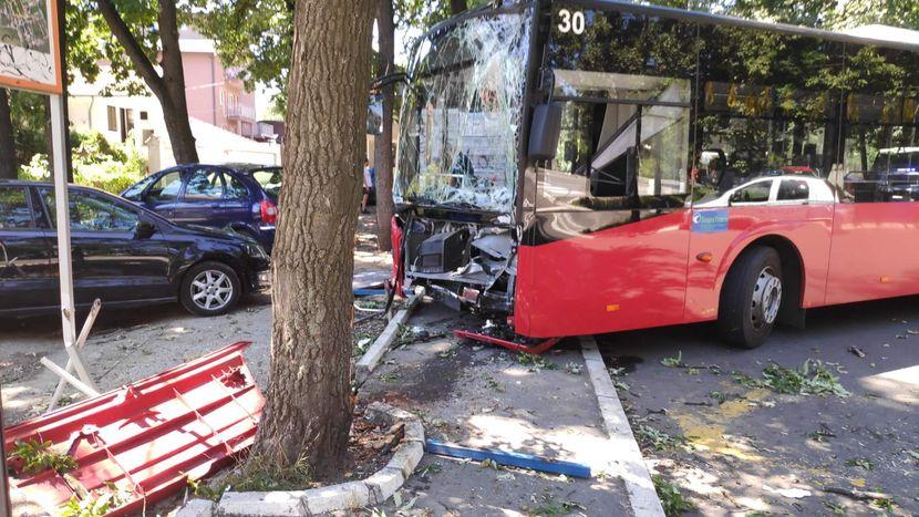 Detalji stravične nesreće u Beogradu: Autobus prikliještio ženu uz stablo, ima tragova krvi