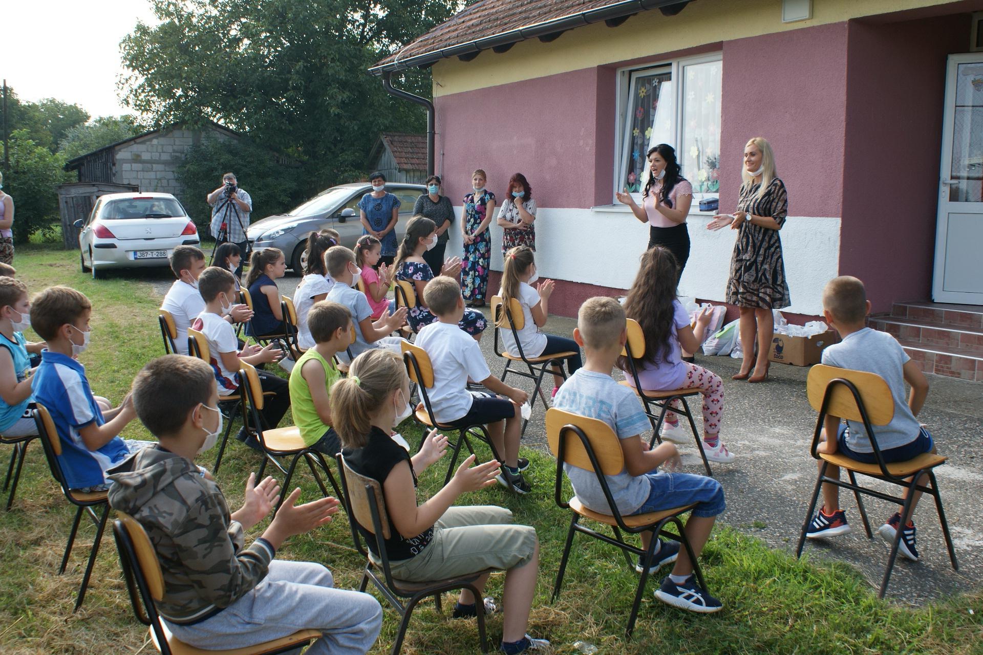 Učiteljice prikupile i podijelile knjige i slatkiše za učenike