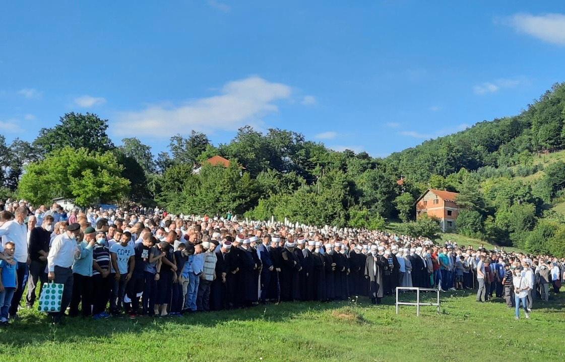 Bolna tišina na mezarju: Otac Zuhdija klanjao dženazu sinu Ahmedu