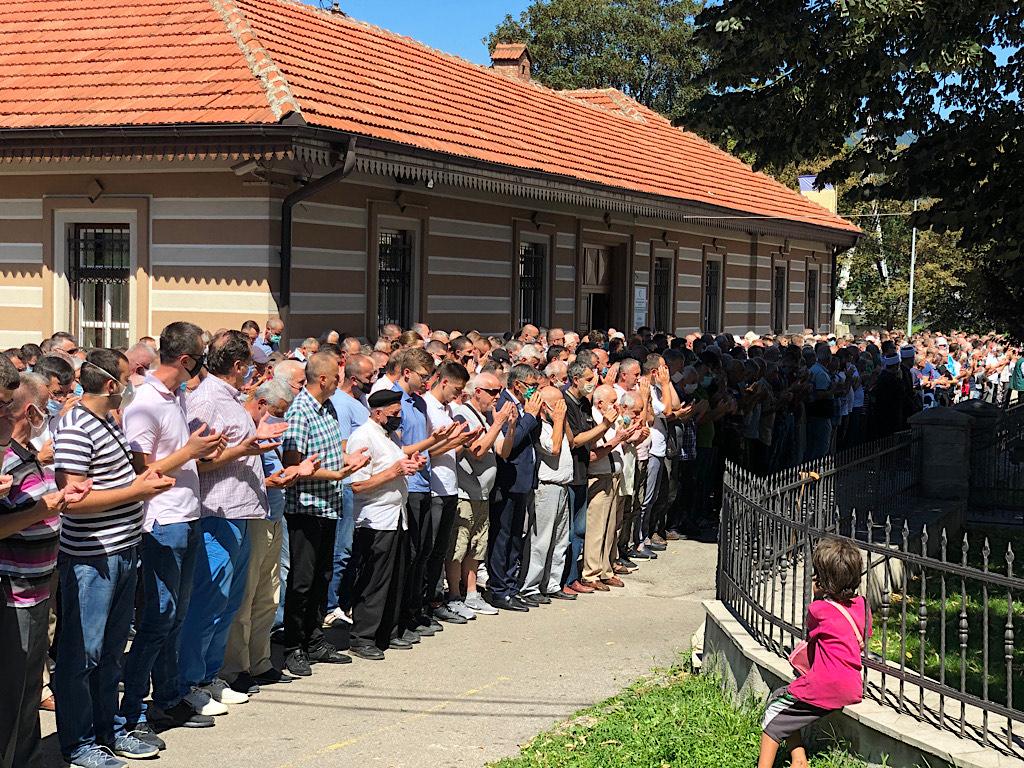 Dženaza klanjanja u haremu Čaršijske džamije u Zenici - Avaz