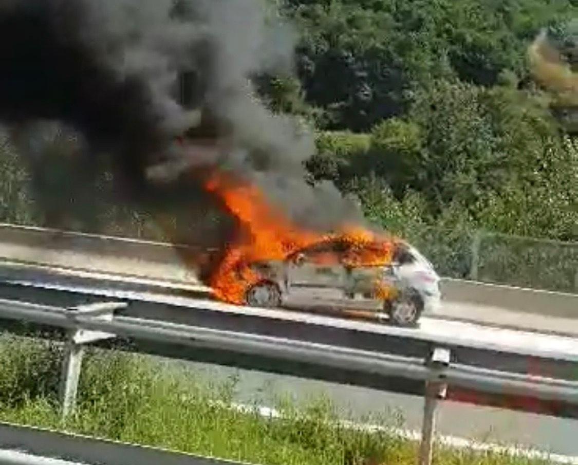 Vatrena buktinja na autoputu - Avaz