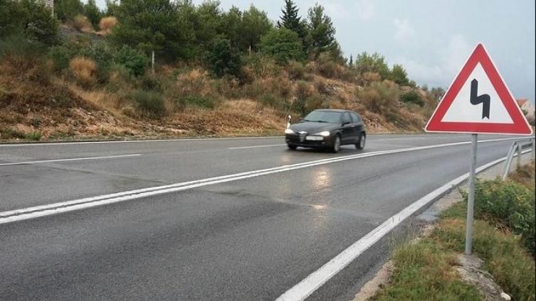 Zbog kiše koja je padala tokom noći putevi su mokri, a zbog magle je smanjena vidljivost