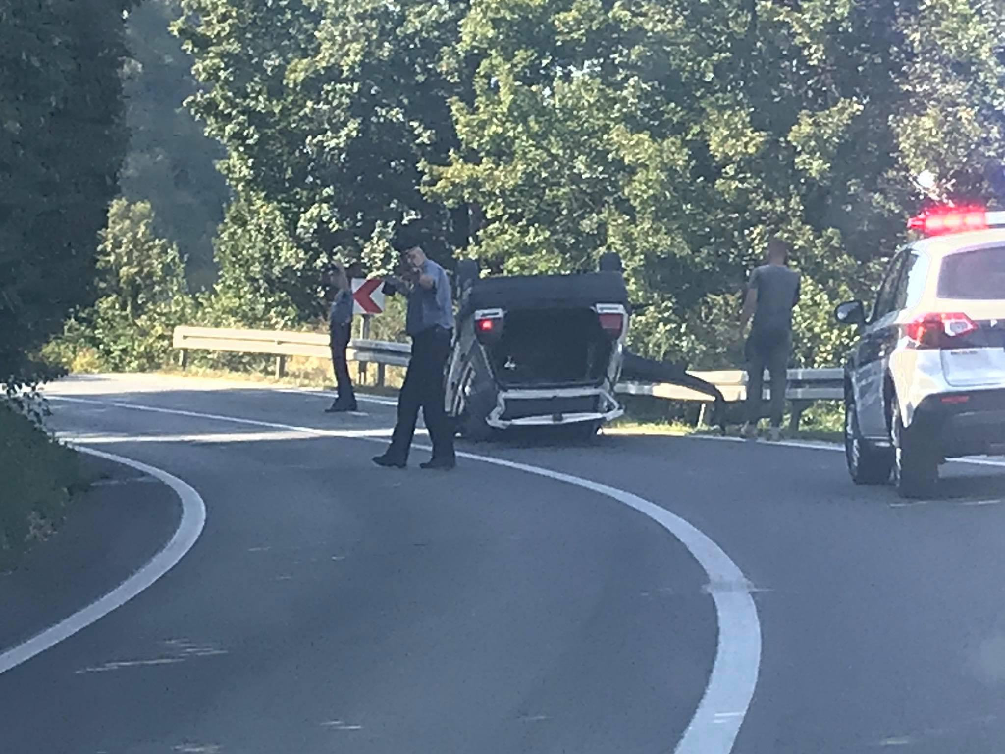 Prevrnuo se automobil na putu prema Olovu