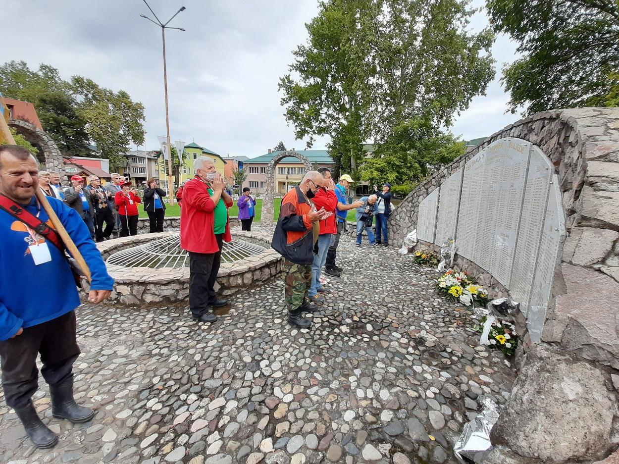 Položeno je cvijeće na spomen-obilježje - Avaz