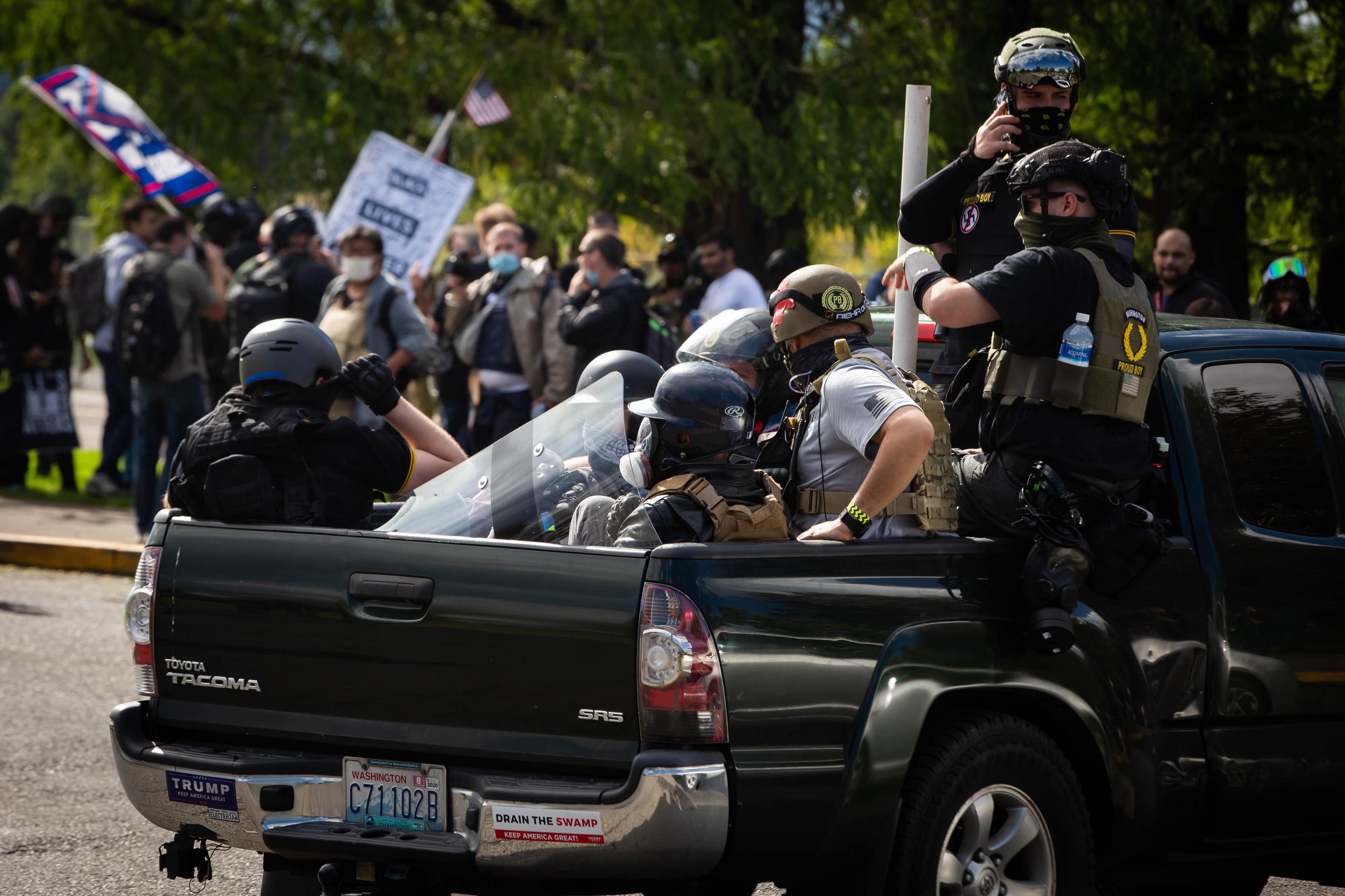 Demonstranti spalili američku zastavu i sukobili se sa policijom