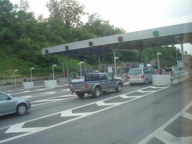 U blizini naplatnih kućica vozač se zabio u zaštitnu ogradu