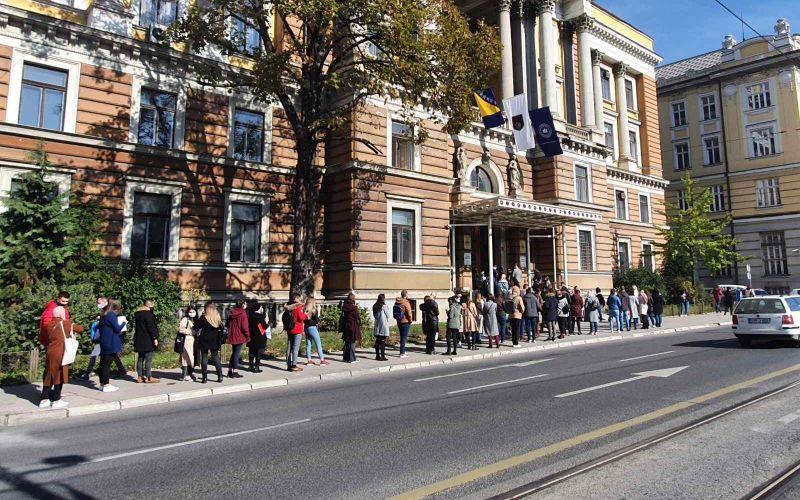 U jeku pandemije studenti satima čekaju ispred fakulteta, izrevoltirani su i žele rješenje