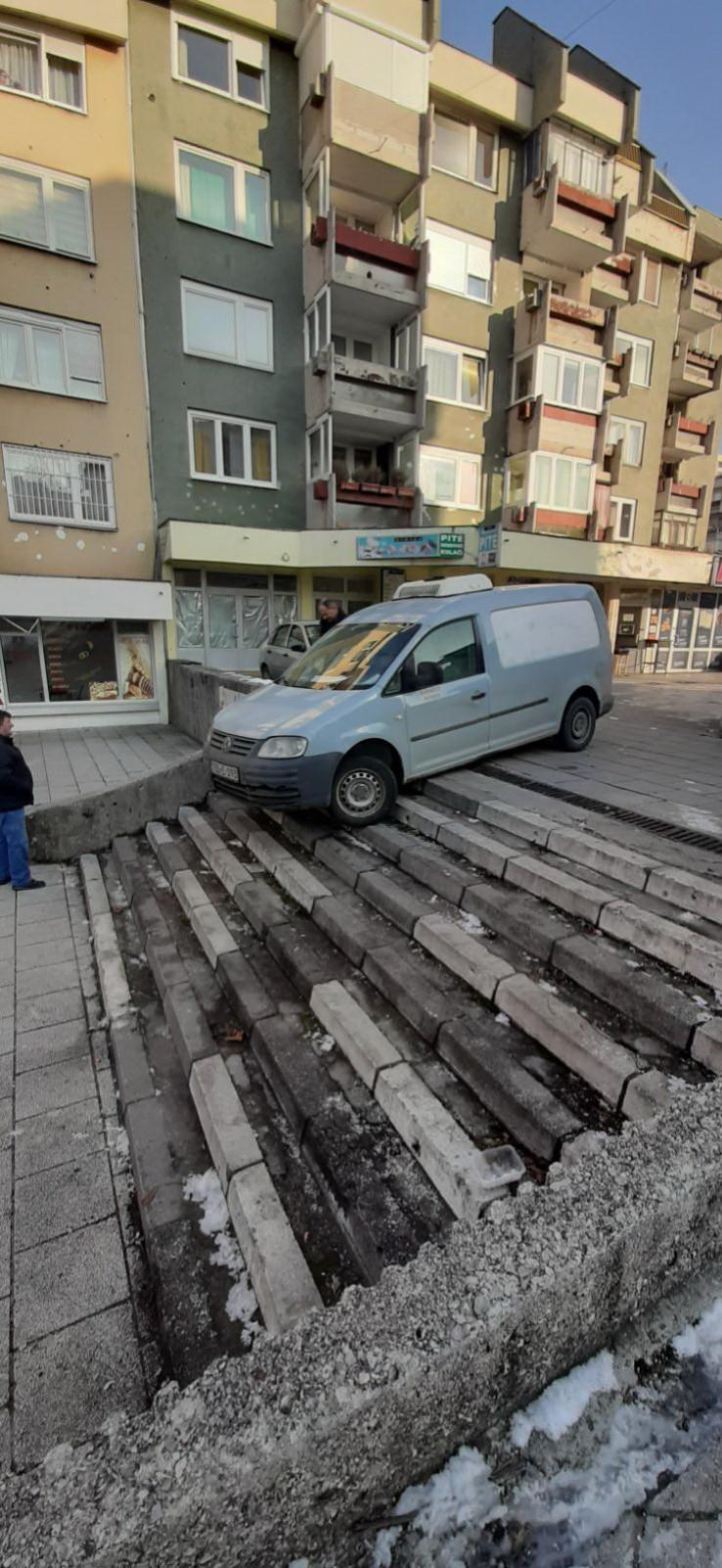 Kako je ljubavni par završio u Miljacki, a traktor u bazenu