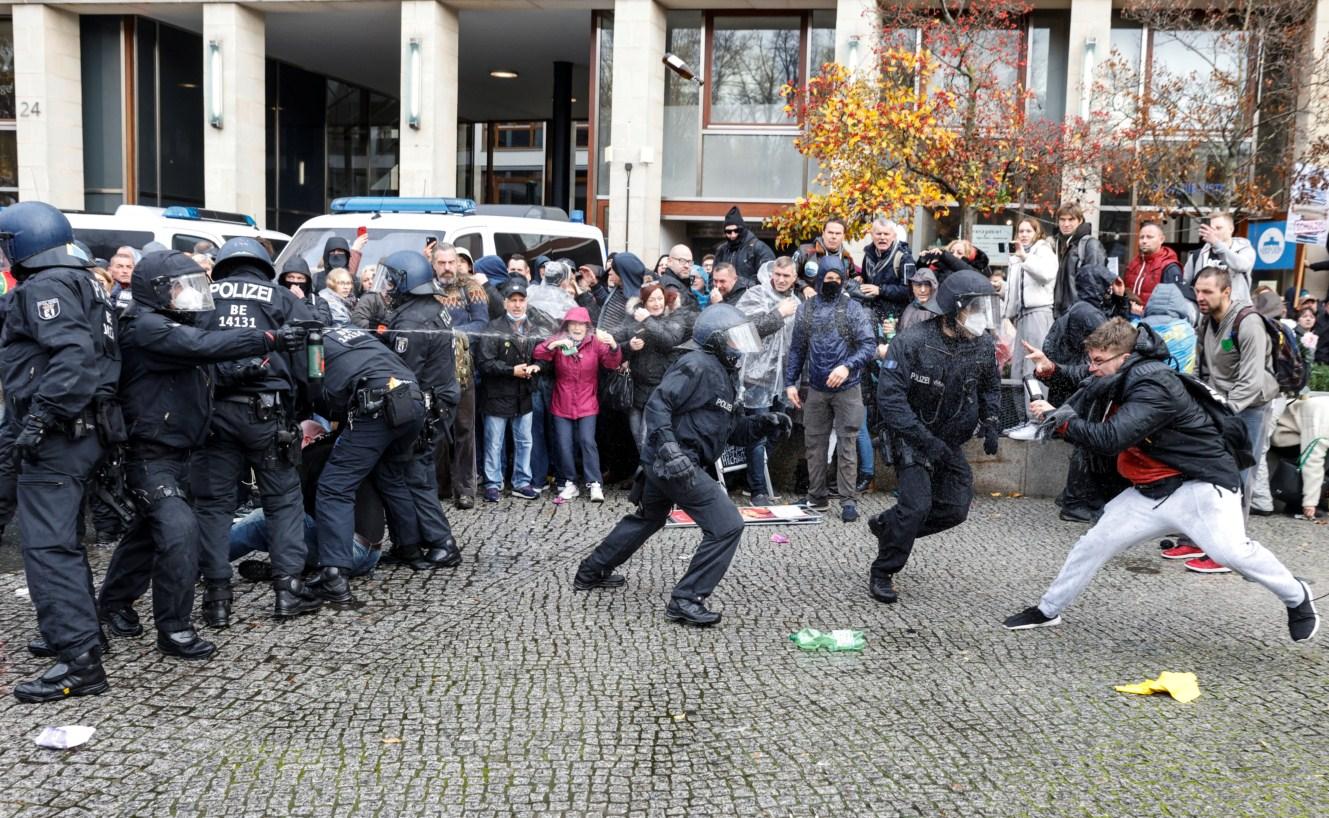 Njemačka policija vodenim topovima rastjerala demonstrante