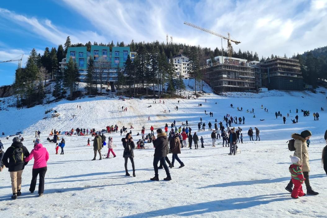 Pogledajte kako je danas na Bjelašnici: Dječija graja, sunce...