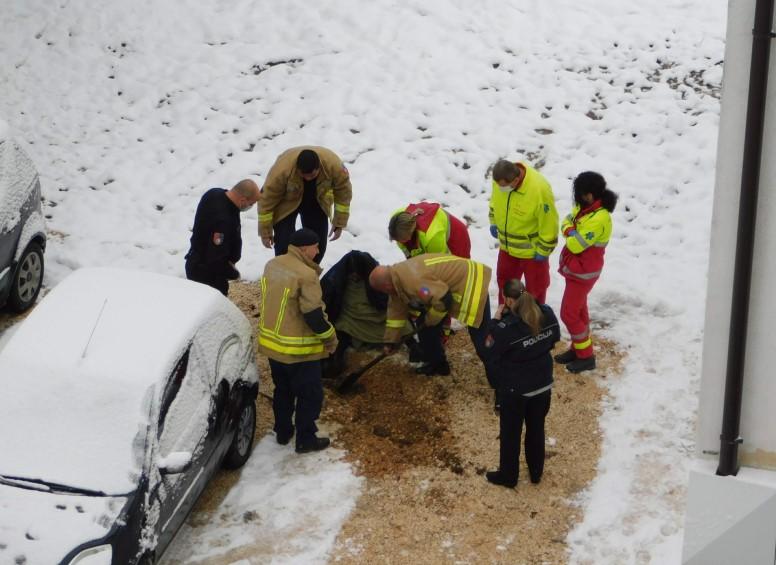 Ženi se noga zaglavila u kanalizacionoj cijevi, izvlačili je sat