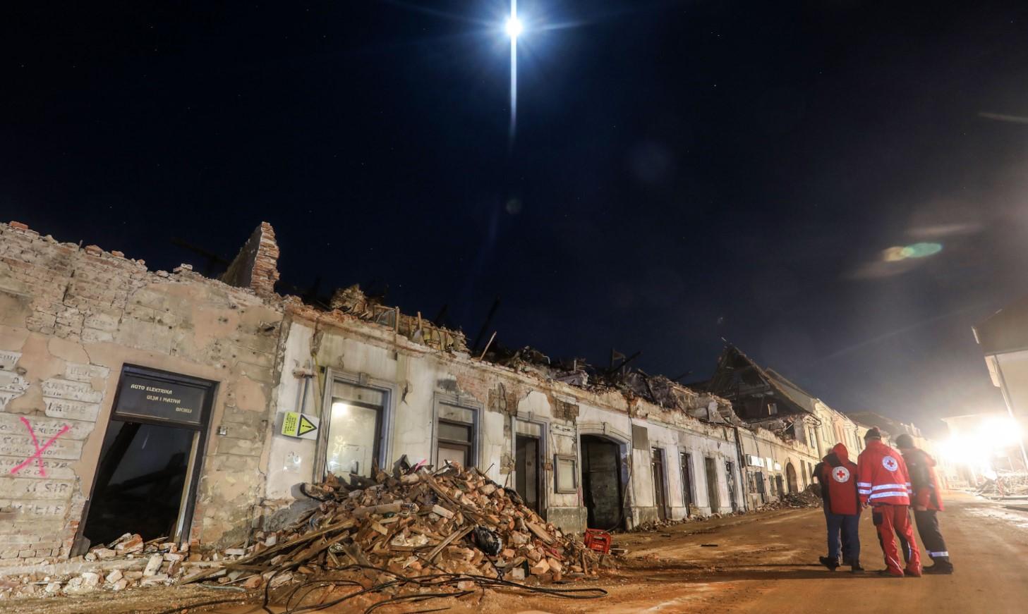 Doček u razorenom gradu: Tjeskoba je prisutna, ali ko god je mogao navukao je osmijeh na lice