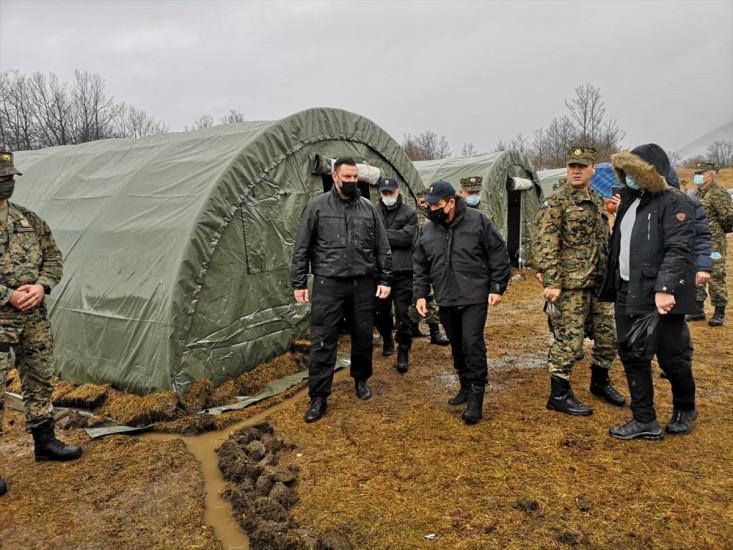 Obišli su šatore i kontejnere koje su postavili pripadnici OSBiH - Avaz