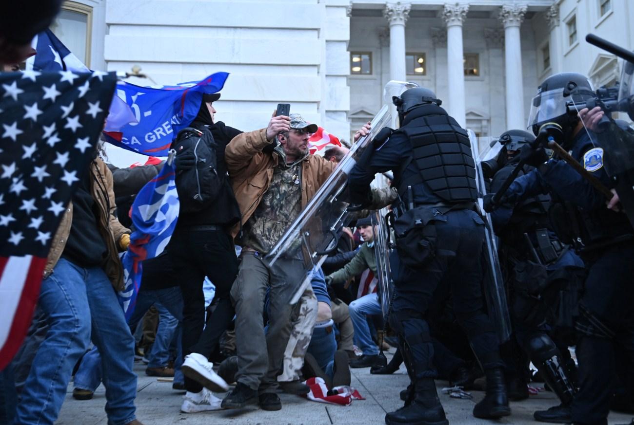 Preminula žena upucana danas u Vašingtonu tokom nasilnih demonstracija