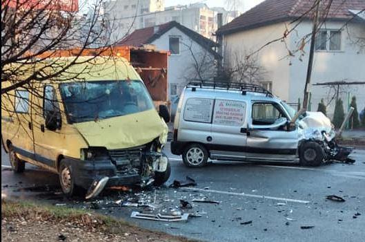 Povrijeđene dvije osobe u sudaru teretnih vozila