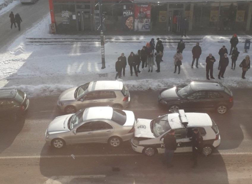 Policajac se patrolnim vozilom zabio u Mercedes