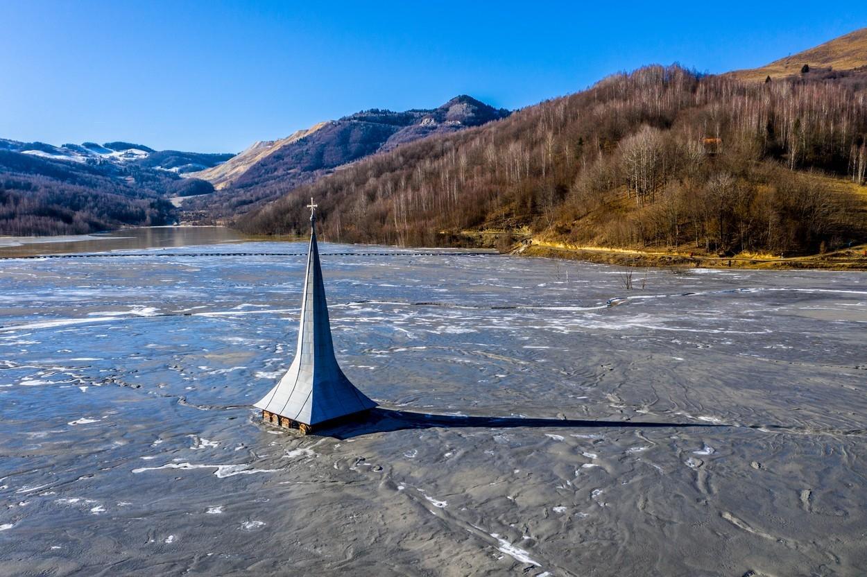 Jezive fotografije: Od sela koje je progutalo otrovno jezero ostao je samo toranj crkve