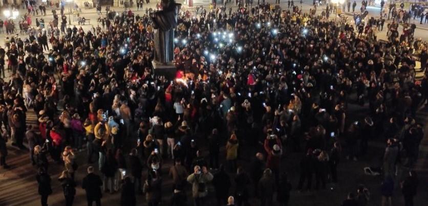 Novi Sad je večeras najtužniji grad na svijetu, građani na glavnom trgu pale svijeće za Đorđa Balaševića