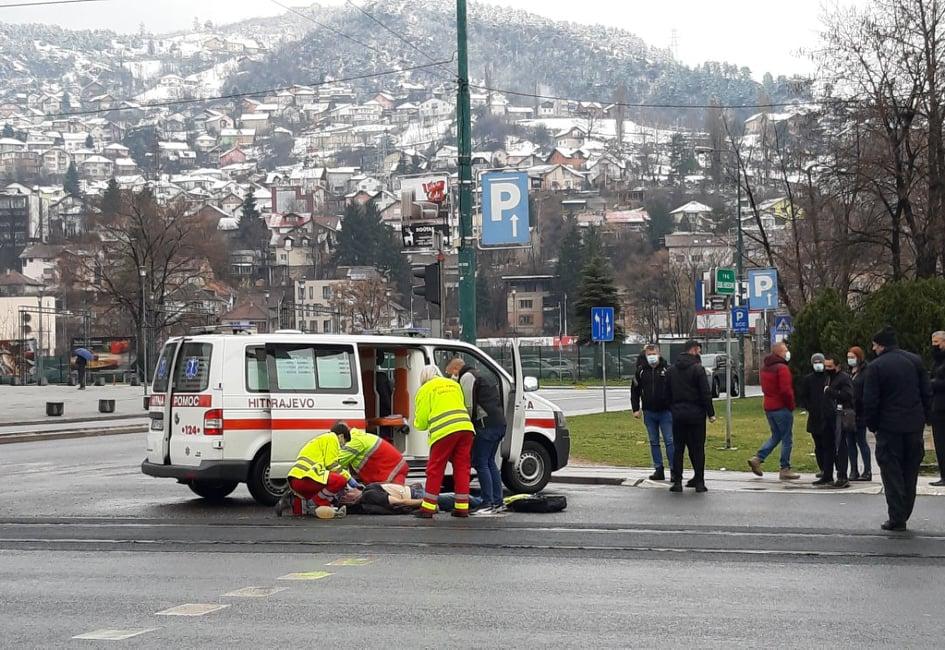 Drama u centru Sarajeva: Ukazali pomoć muškarcu na pješačkom prijelazu kod SCC-a