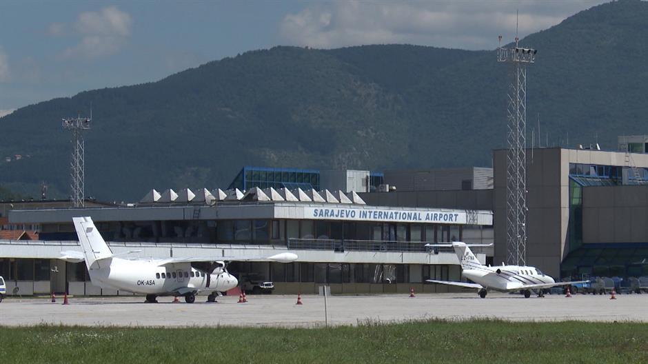 Redovnim letom "Air Serbia" na aerodrom u Sarajevu stiglo još 5.000 doza "AstraZenecinih" vakcina