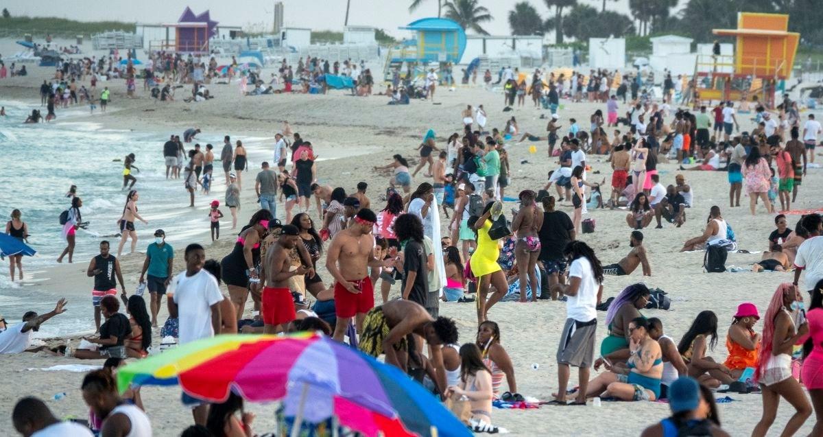 Ulice i plaže krcate mladima - Avaz