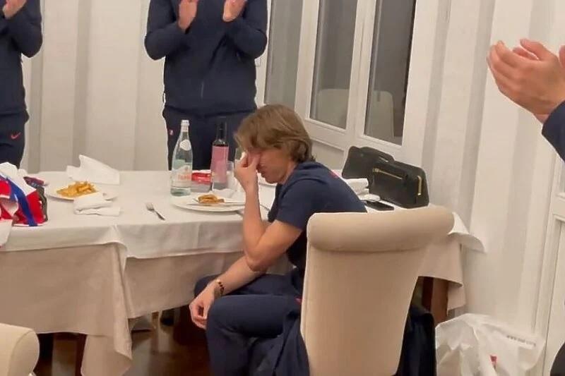 Modrić zaplakao poslije oborenog rekorda, saigrači mu aplaudirali