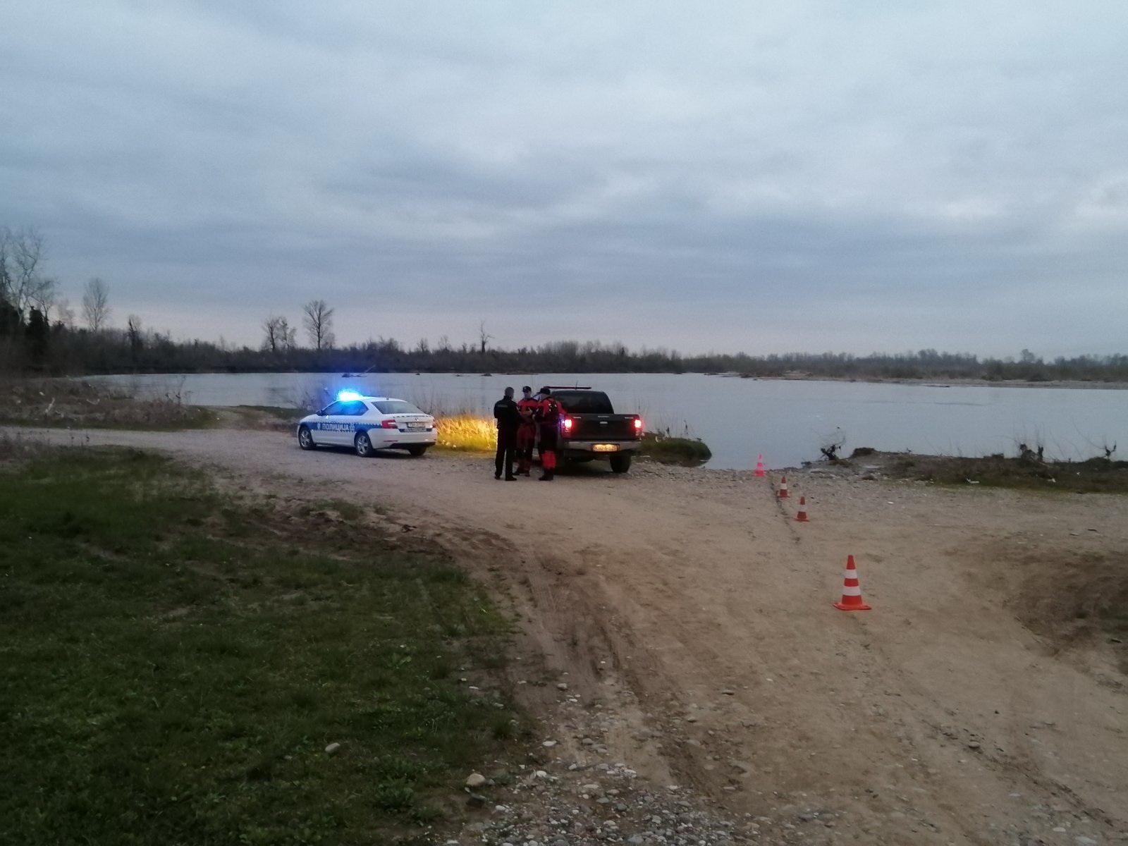 Lociran automobil kojim je mladić sletio u korito Drine