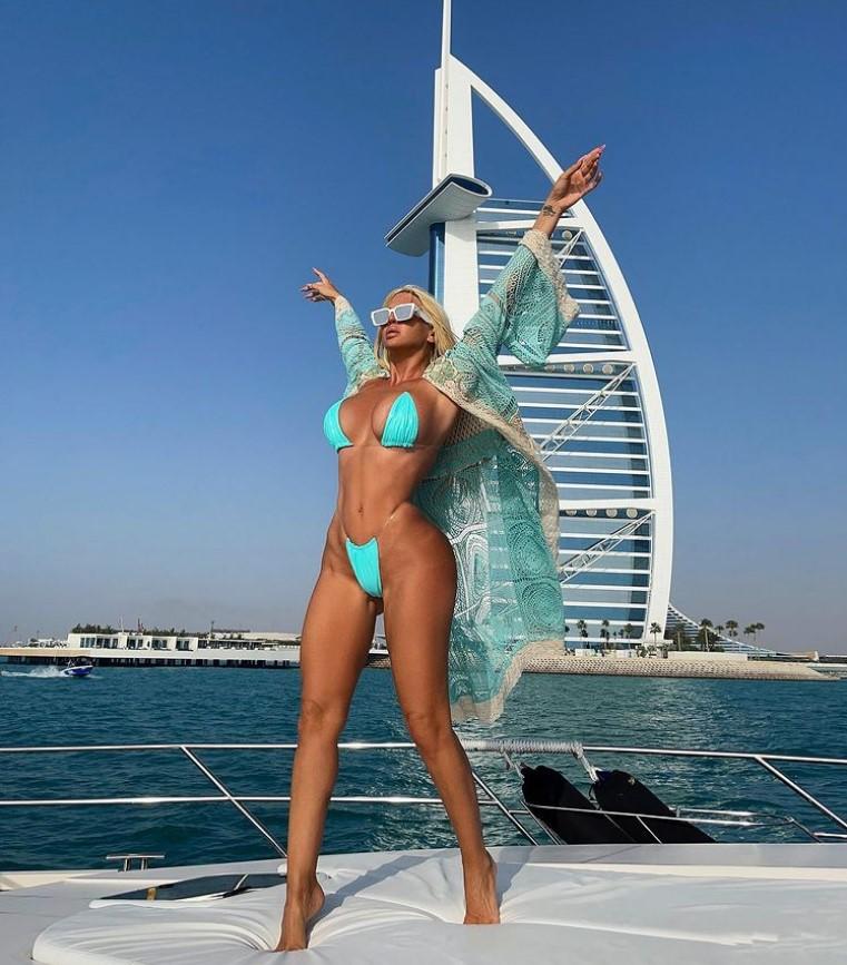 Jelena Karleuša na odmoru - Avaz