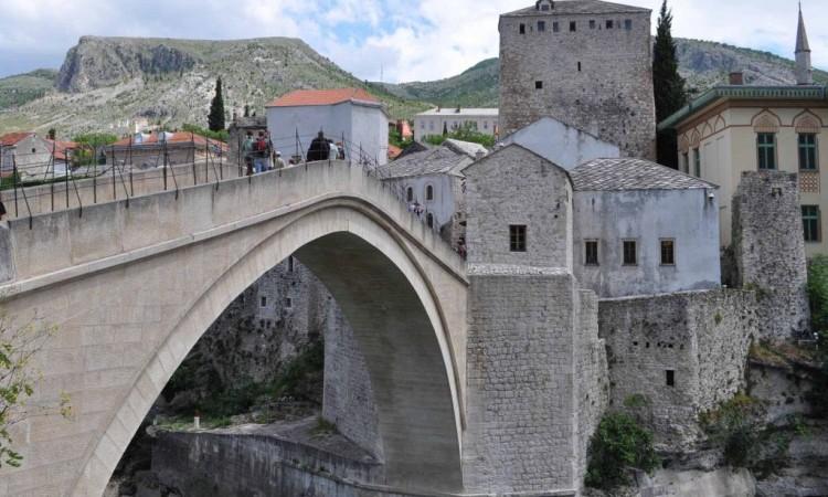 Na jugu Hercegovine vedro,u ostatku BiH oblačno s kišom i snijegom na planinama