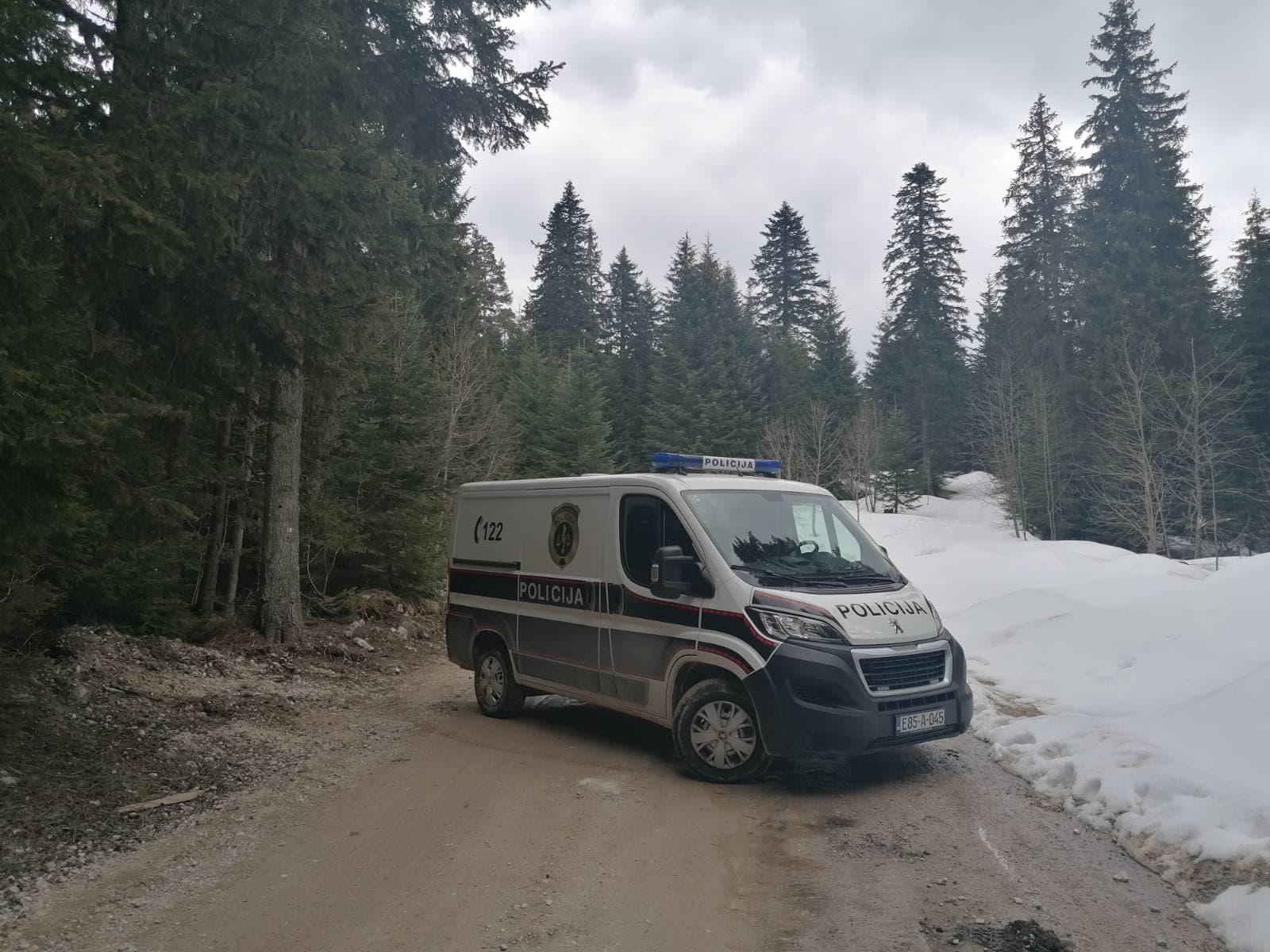 Policija osigurava mjesto gdje je pronađeno tijelo muškarca