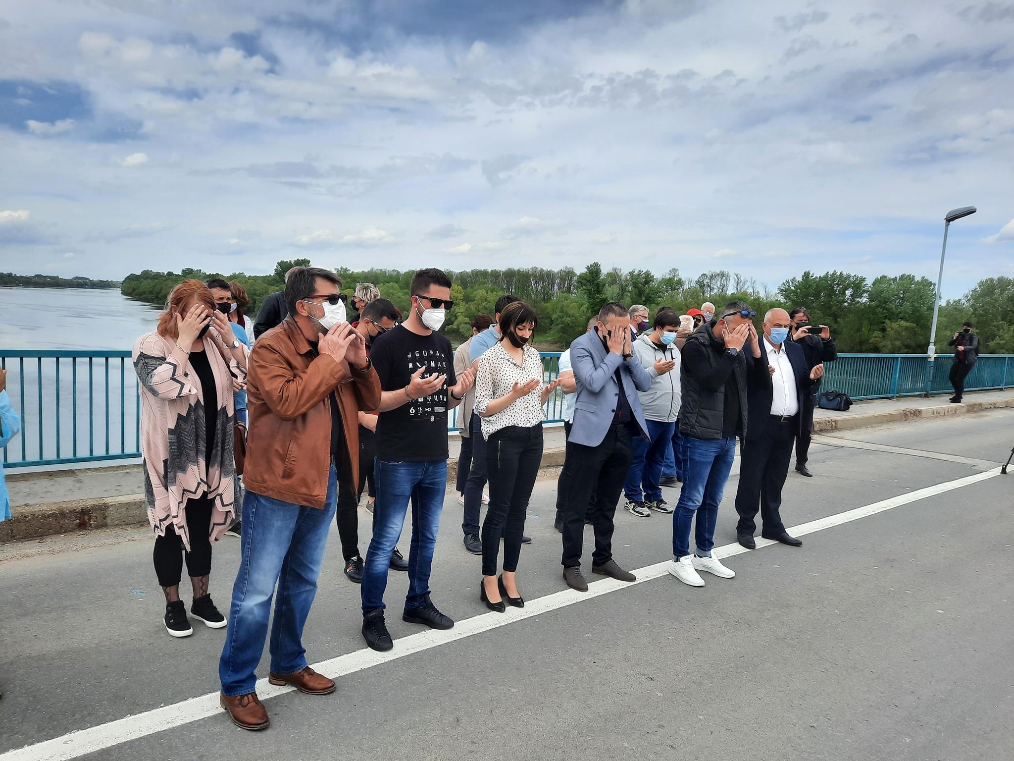 Polaganje cvijeća i odavanje počasti poginulim civilima - Avaz