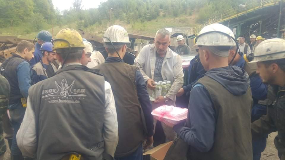 Obradovali smjenu rudara u Kaknju: Ponijeli iftare u duboku jamu