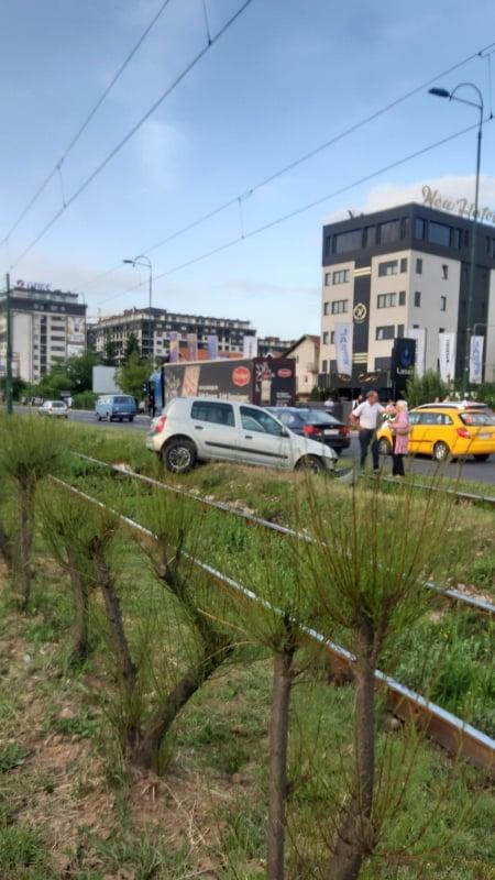 Automobil završio na šinama, obustavljen tramvajski saobraćaj